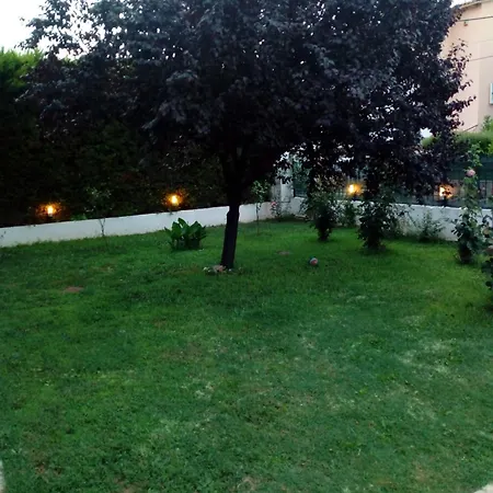 ισογειο κατοικιασ κηπος Casa de Férias